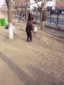 网友爆料泼粪视频,惊现街头泼粪事件，现场画面令人触目惊心